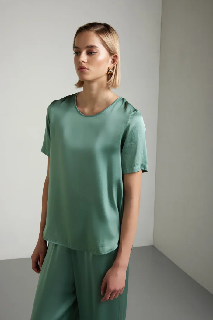 Maglia girocollo con manica corta in seta stretch