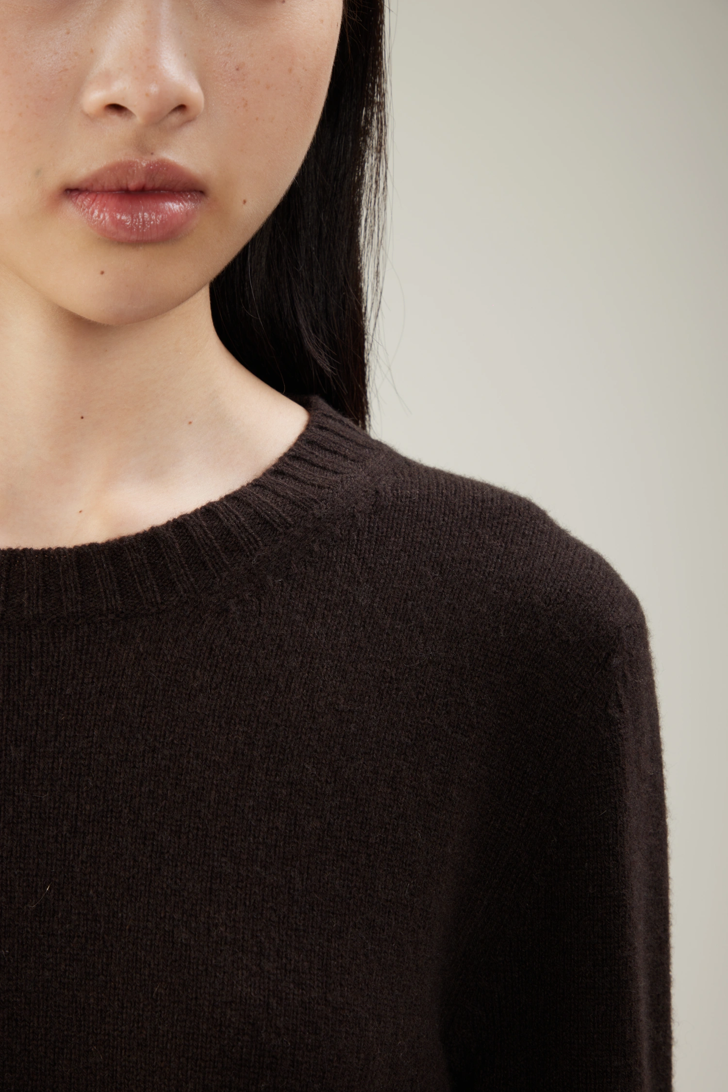 Maglia girocollo in lana e cashmere con spacchi laterali - immagine 3