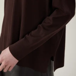 Maglia girocollo in lana merino extrafine con spacchi laterali - Thumbnail Image 4
