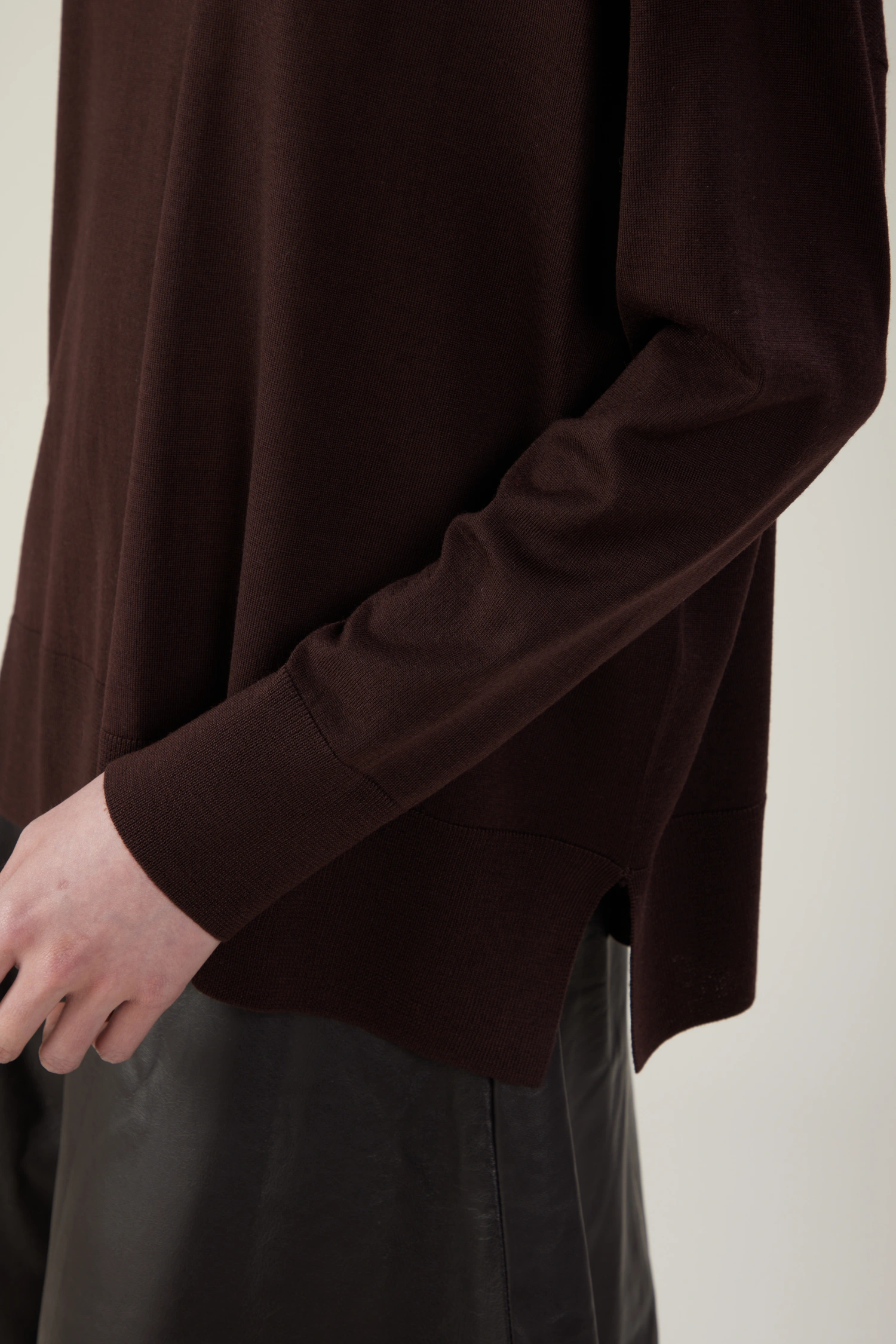 Maglia girocollo in lana merino extrafine con spacchi laterali - immagine 4