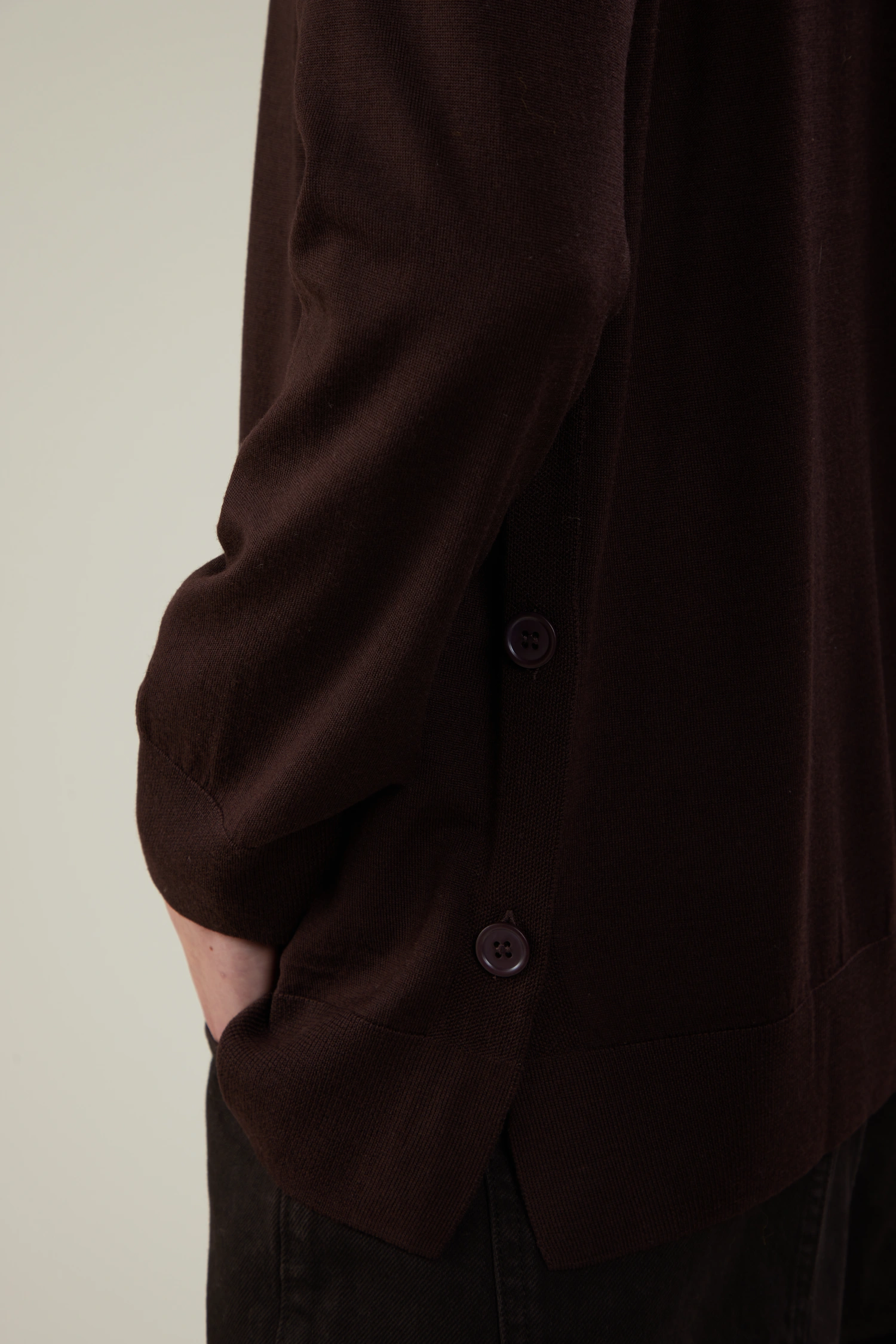 Maglia girocollo oversize in lana merino extrafine con spacco laterale e bottoni - immagine 4