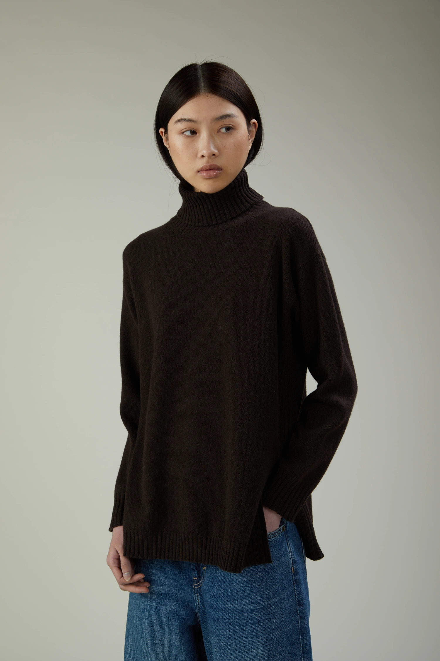 Maglia dolcevita in lana e cashmere con spacchi laterali - immagine 1