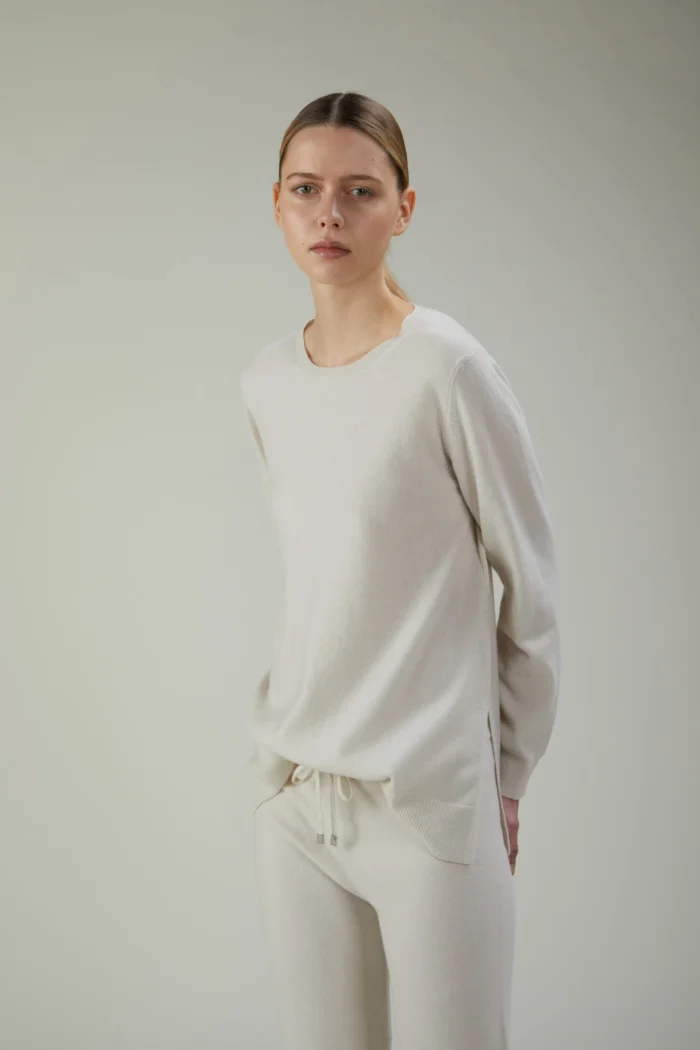 Maglia girocollo in lana e cashmere con spacchi laterali