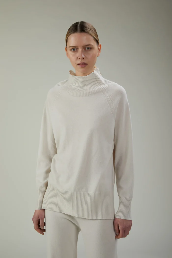 Maglia collo alto in lana e cashmere con spacchi laterali