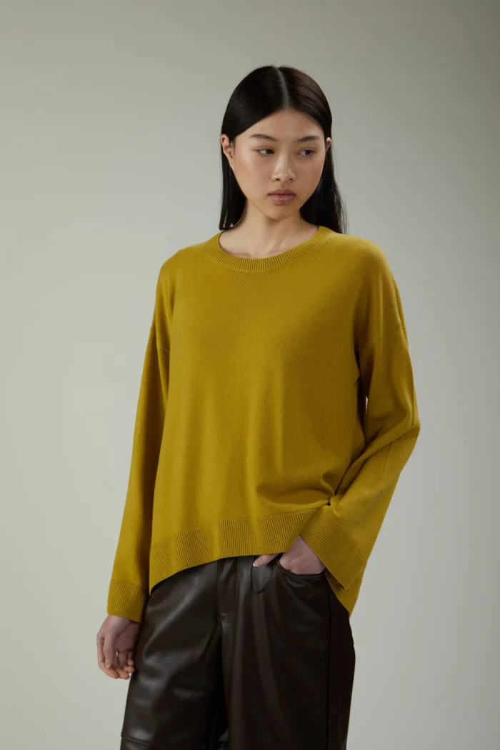 Maglia girocollo in lana e cashmere dal fondo stondato