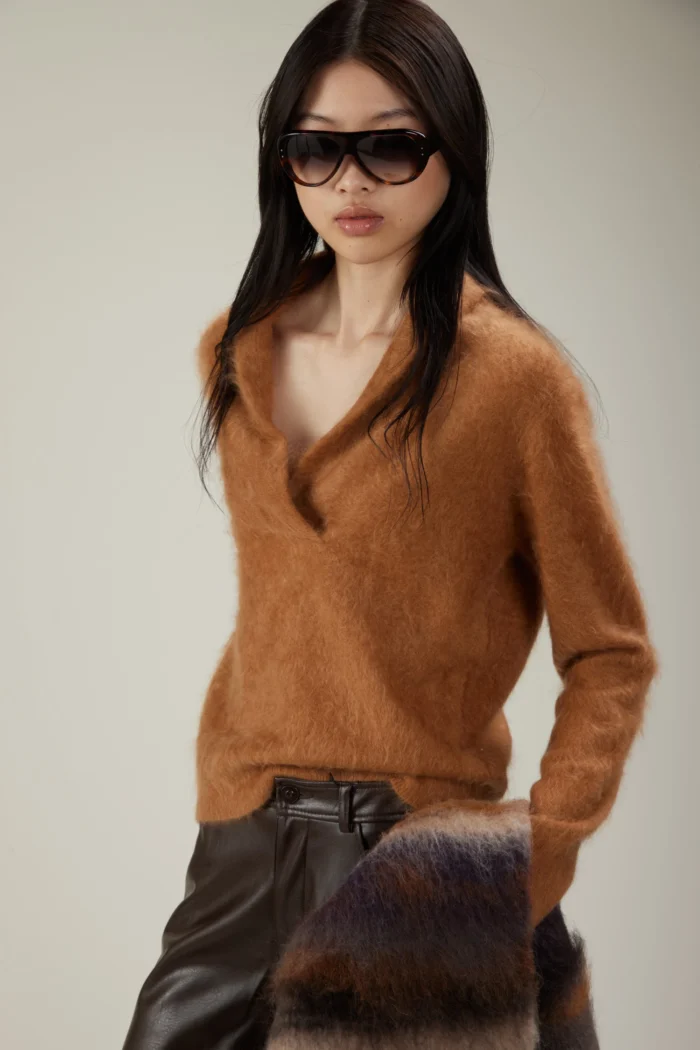 Maglione in cashmere garzato con collo a scialle