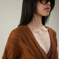 Cardigan in lana e cashmere a trecce con bottoni - Thumbnail Image 2