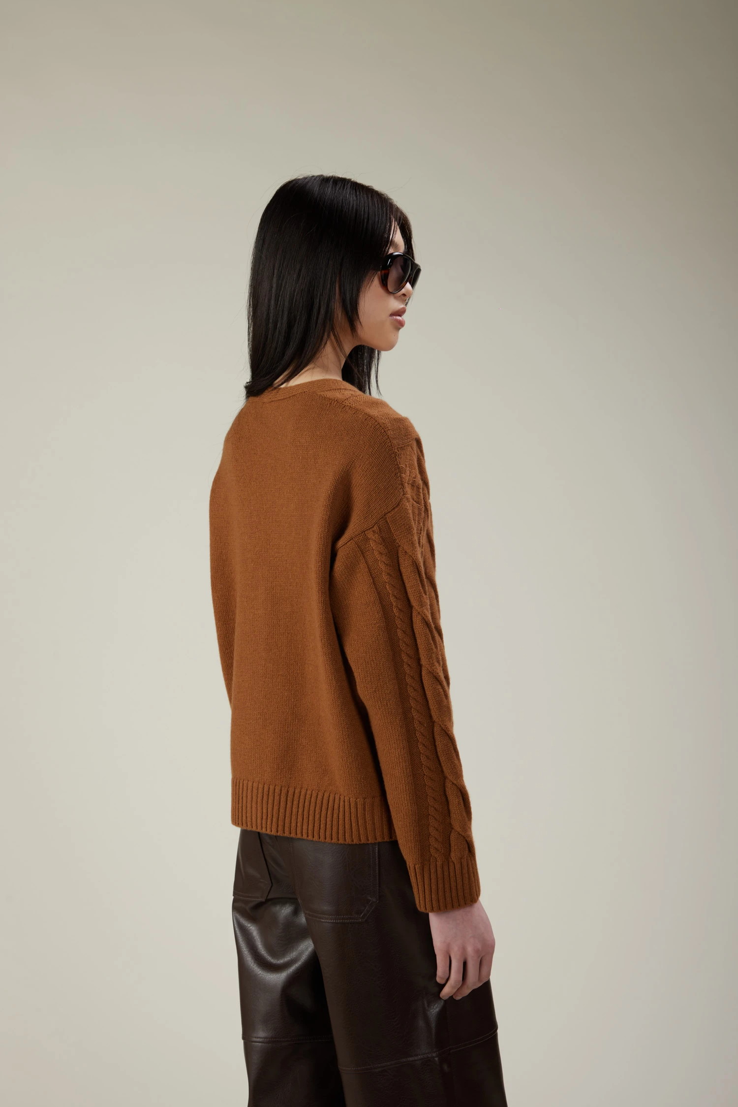 Cardigan in lana e cashmere a trecce con bottoni - immagine 3