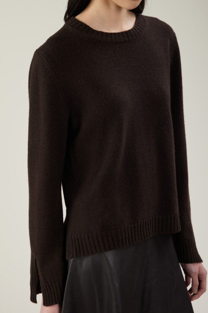 Maglia girocollo in lana e cashmere con spacchi laterali