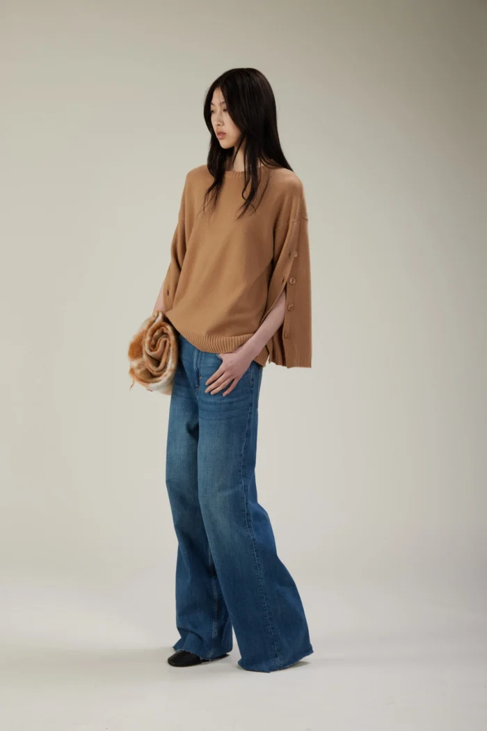 Maglione girocollo in lana con bottoni sulle maniche