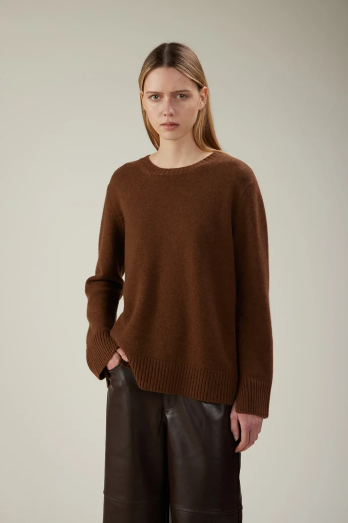 Maglia girocollo in cashmere con spacco posteriore