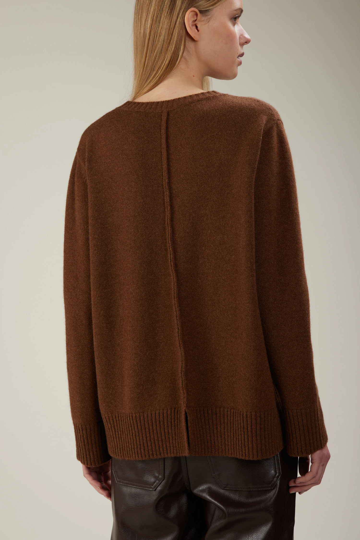 Maglia girocollo in cashmere con spacco posteriore - immagine 2