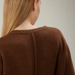 Maglia girocollo in cashmere con spacco posteriore - Thumbnail Image 3