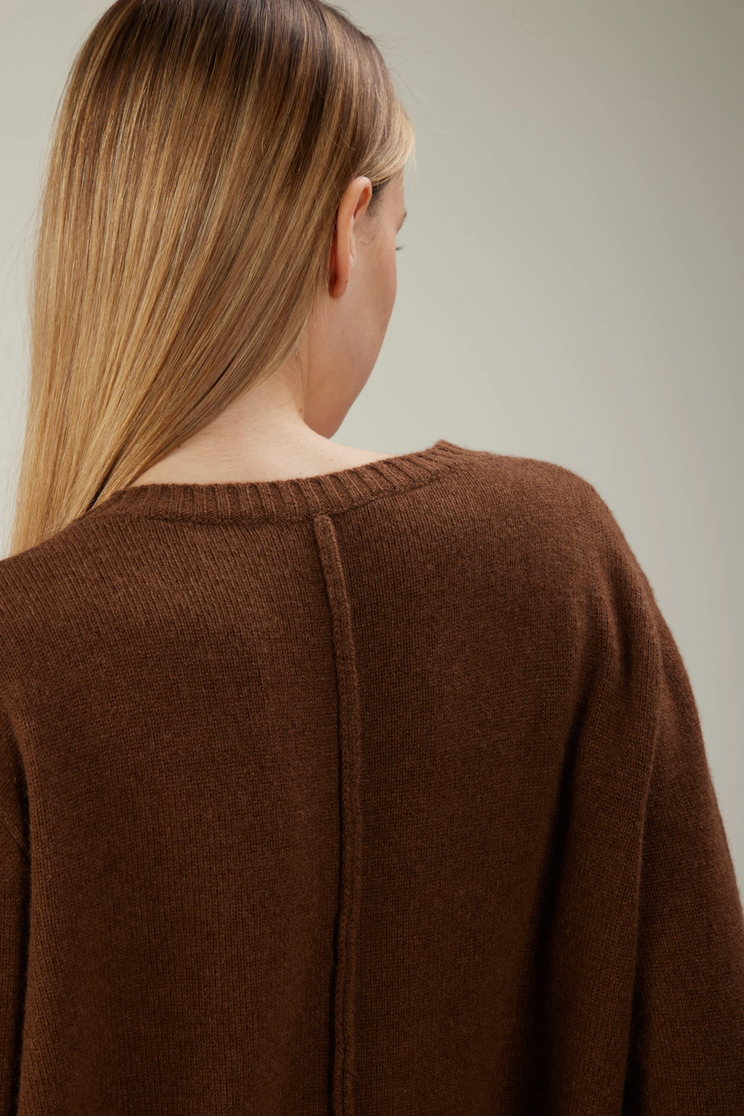 Maglia girocollo in cashmere con spacco posteriore - immagine 3