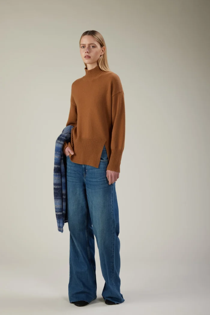 Maglia a collo alto in cashmere con spacco frontale