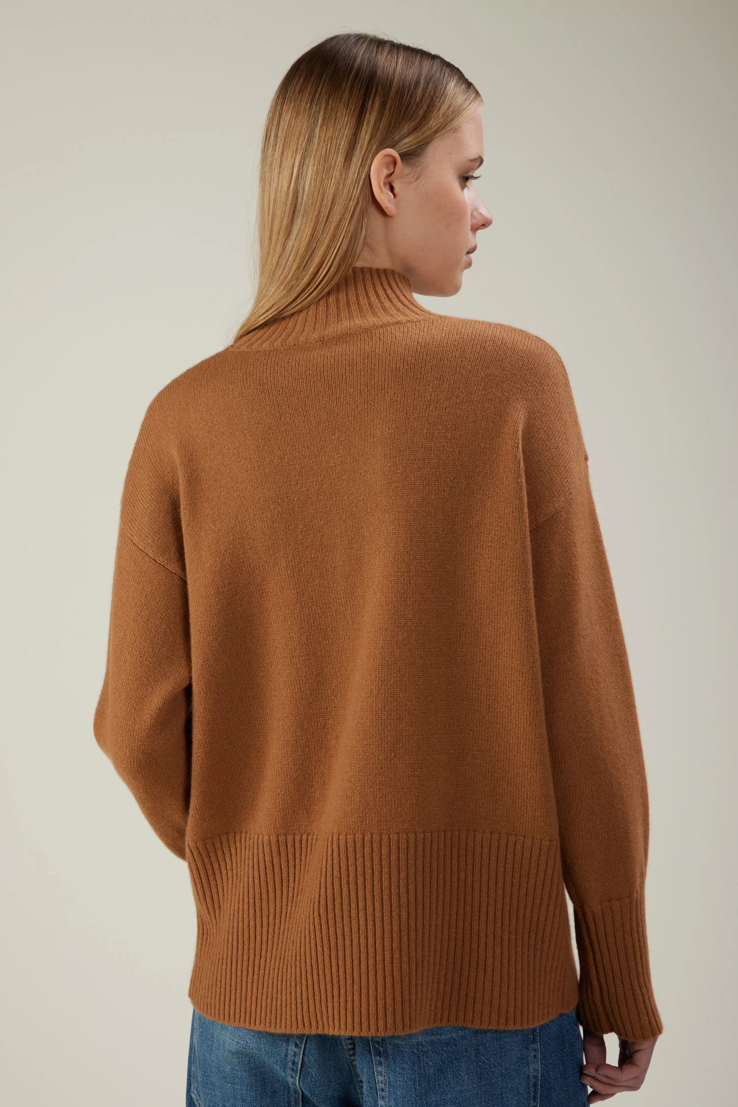 Maglia a collo alto in cashmere con spacco frontale - immagine 2