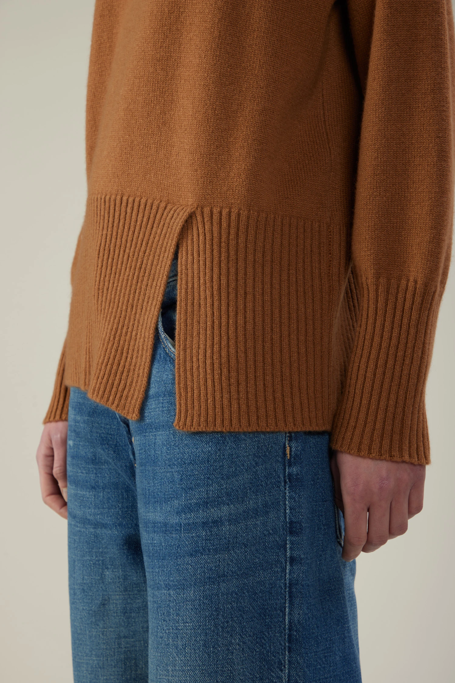 Maglia a collo alto in cashmere con spacco frontale - immagine 3