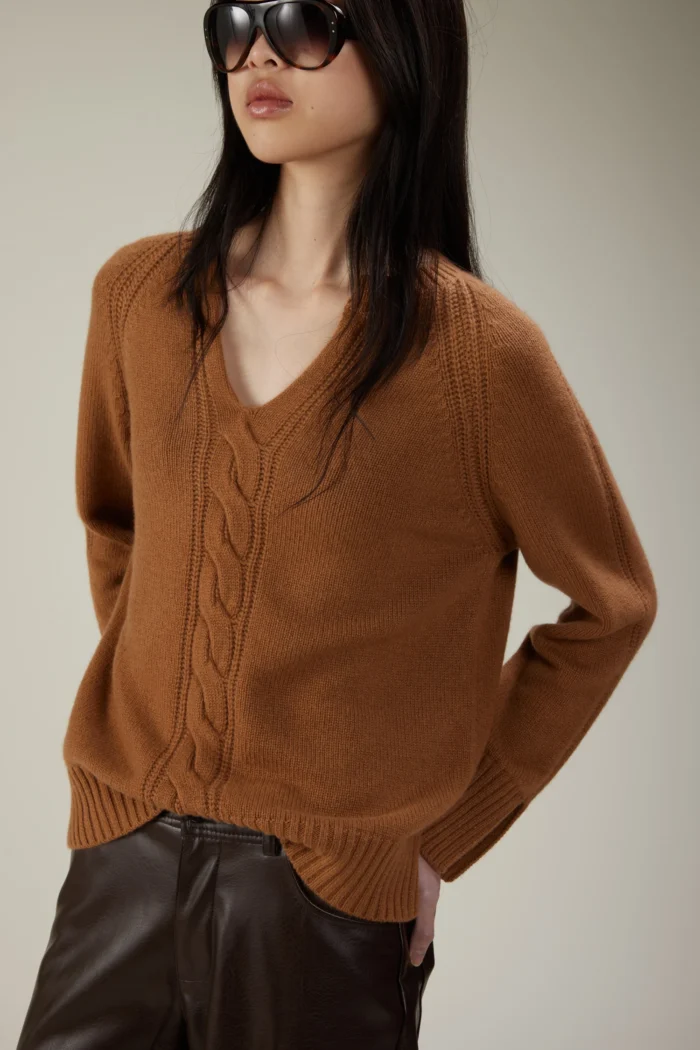 Maglia in cashmere con lavorazione a trecce e maniche raglan