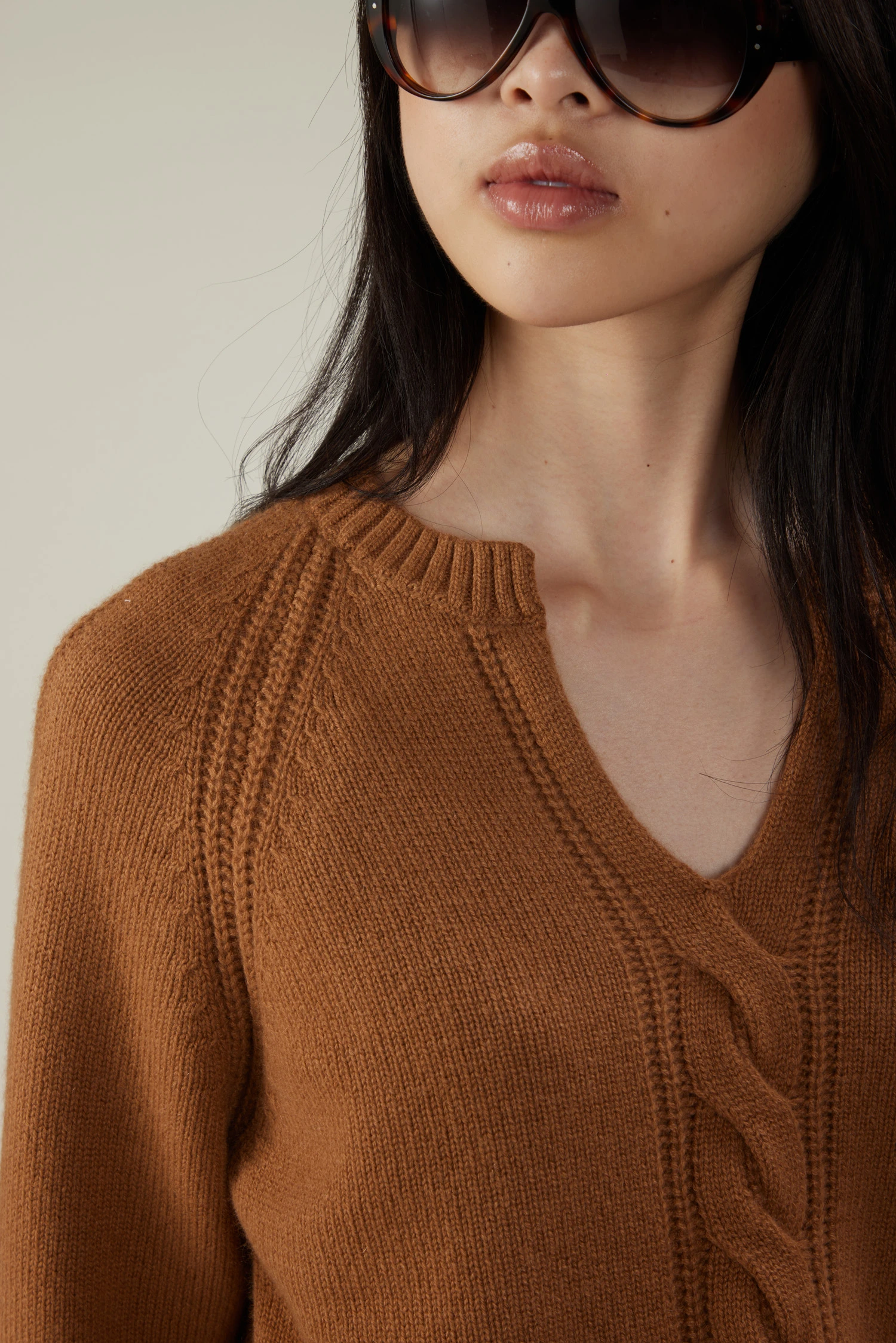 Maglia in cashmere con lavorazione a trecce e maniche raglan - immagine 2