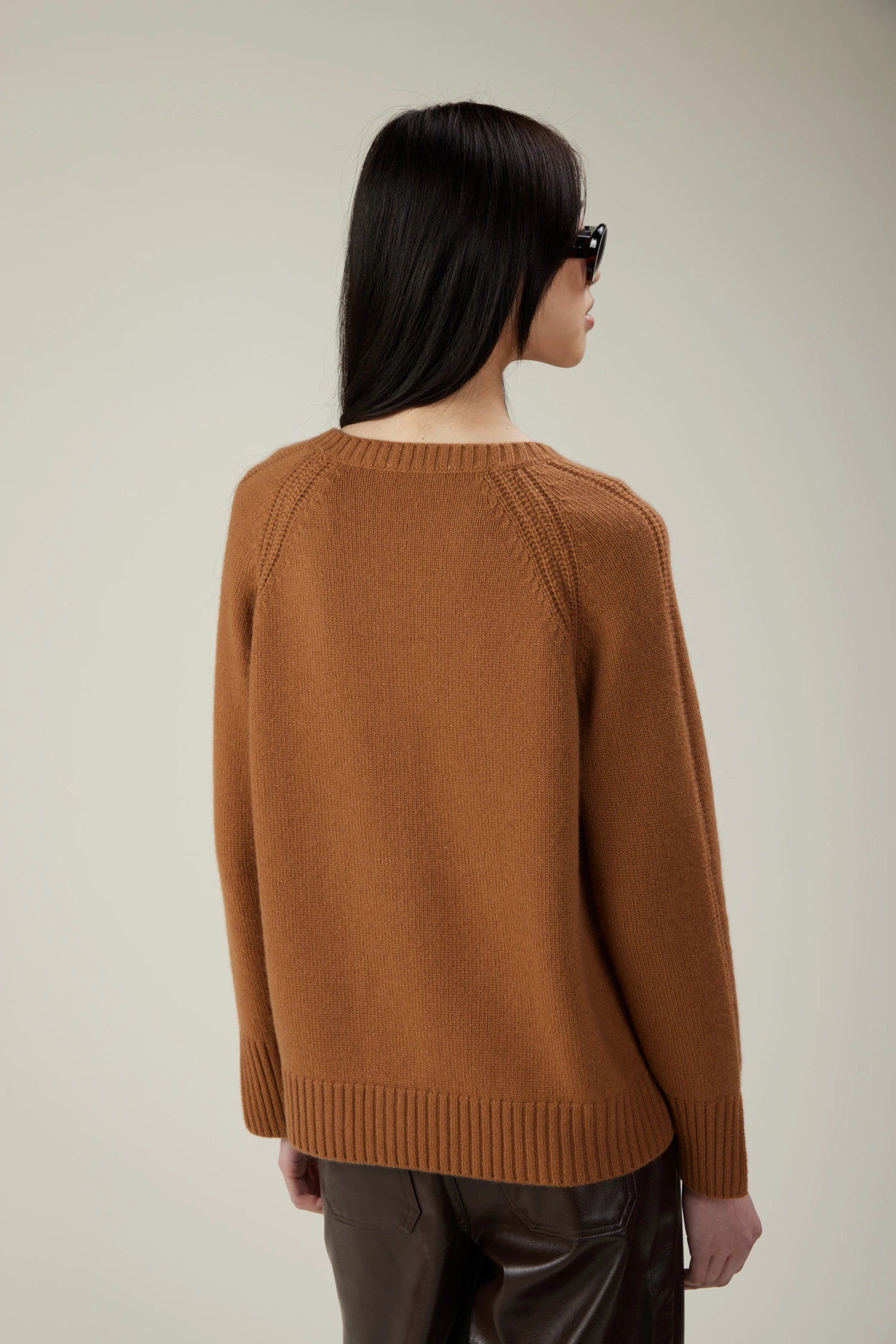 Maglia in cashmere con lavorazione a trecce e maniche raglan - immagine 3