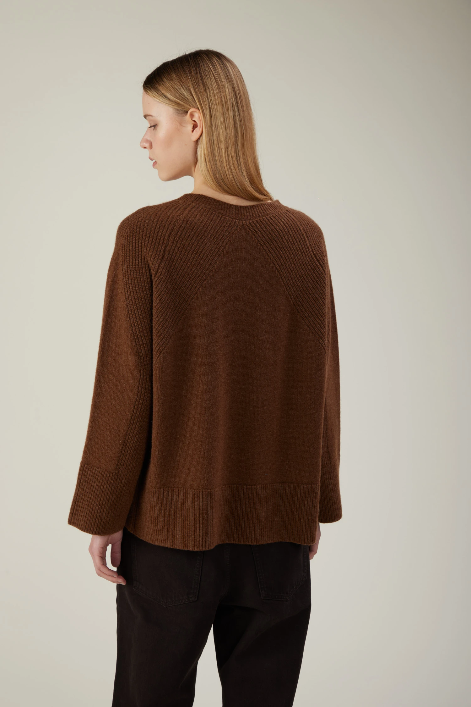 Maglia girocollo in cashmere con lavorazione a punto pannocchia - immagine 3