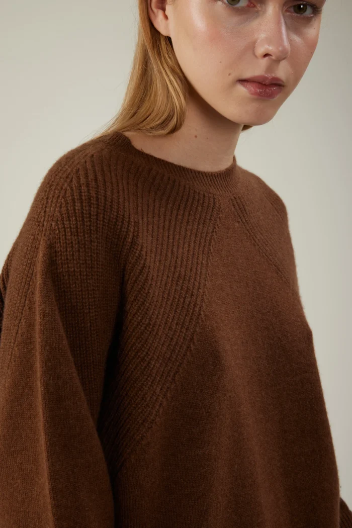 Maglia girocollo in cashmere con lavorazione a punto pannocchia