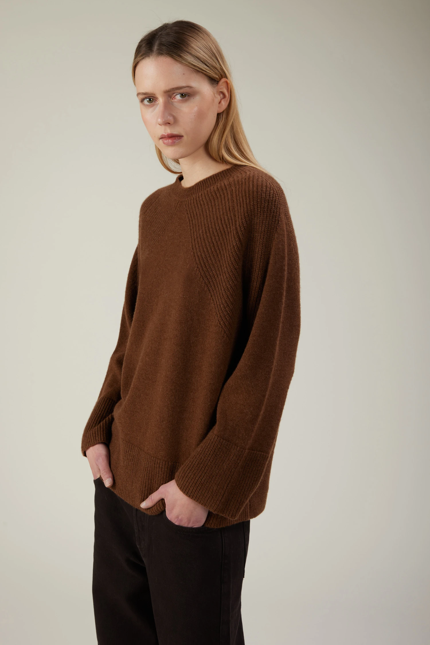 Maglia girocollo in cashmere con lavorazione a punto pannocchia - immagine 2