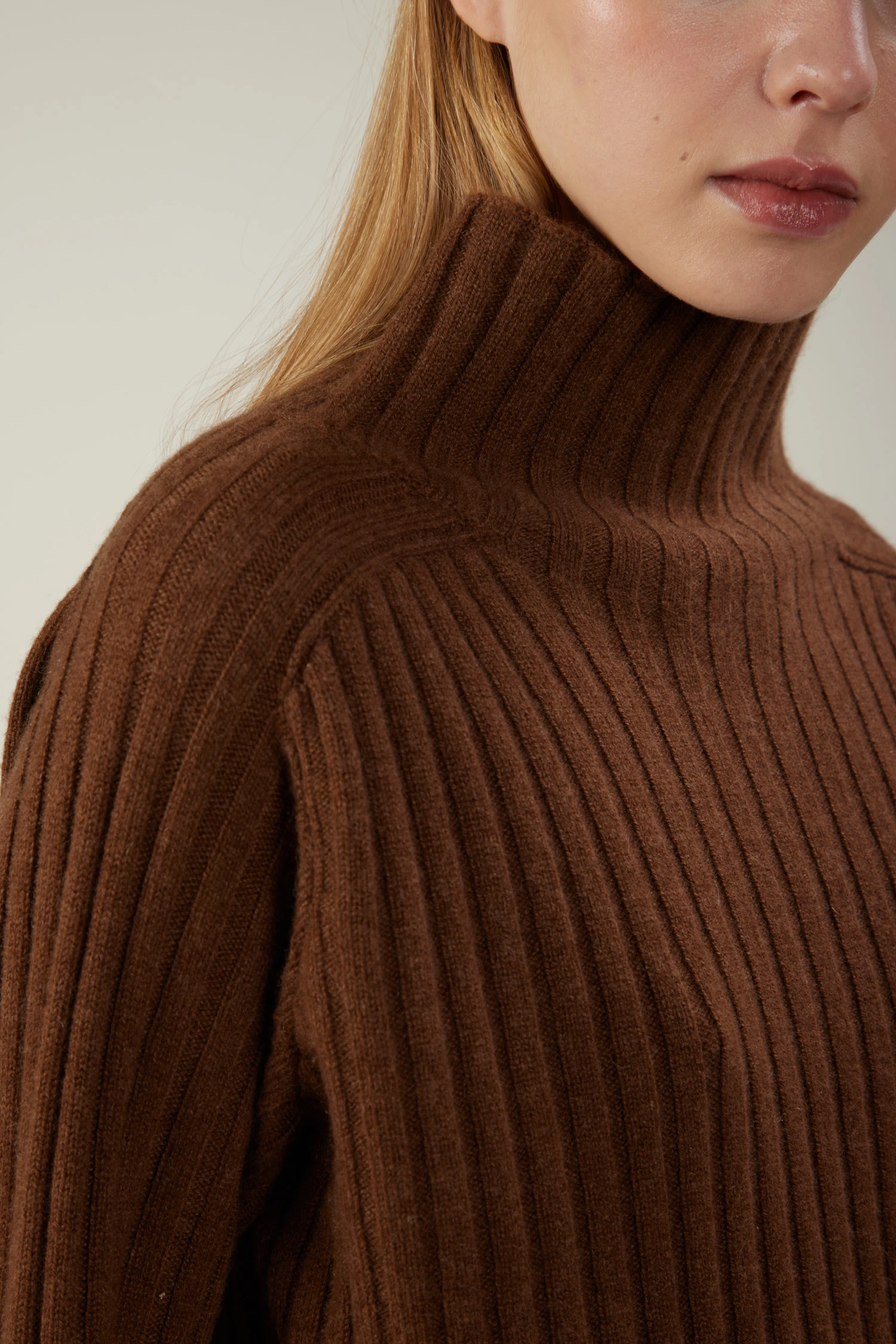 Maglione a coste in cashmere - immagine 2