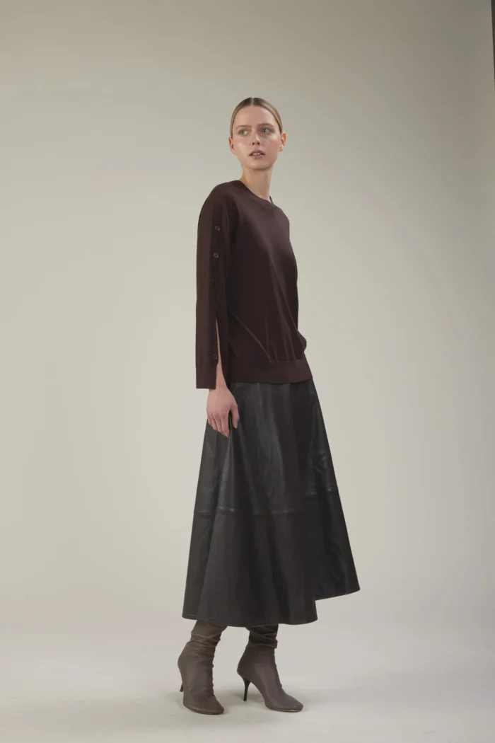 Maglia girocollo in lana merino extrafine con maniche aperte e bottoni