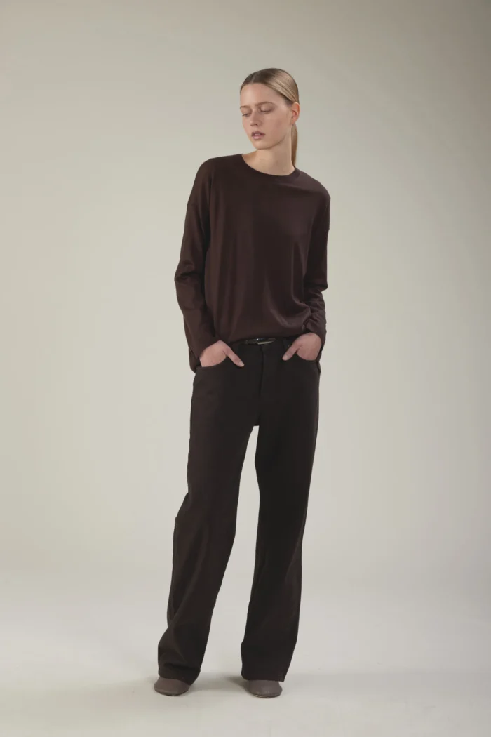 Maglia girocollo oversize in lana merino extrafine con spacco laterale e bottoni
