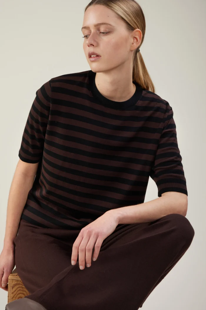 Maglia girocollo bicolore a maniche corte in lana merino extrafine