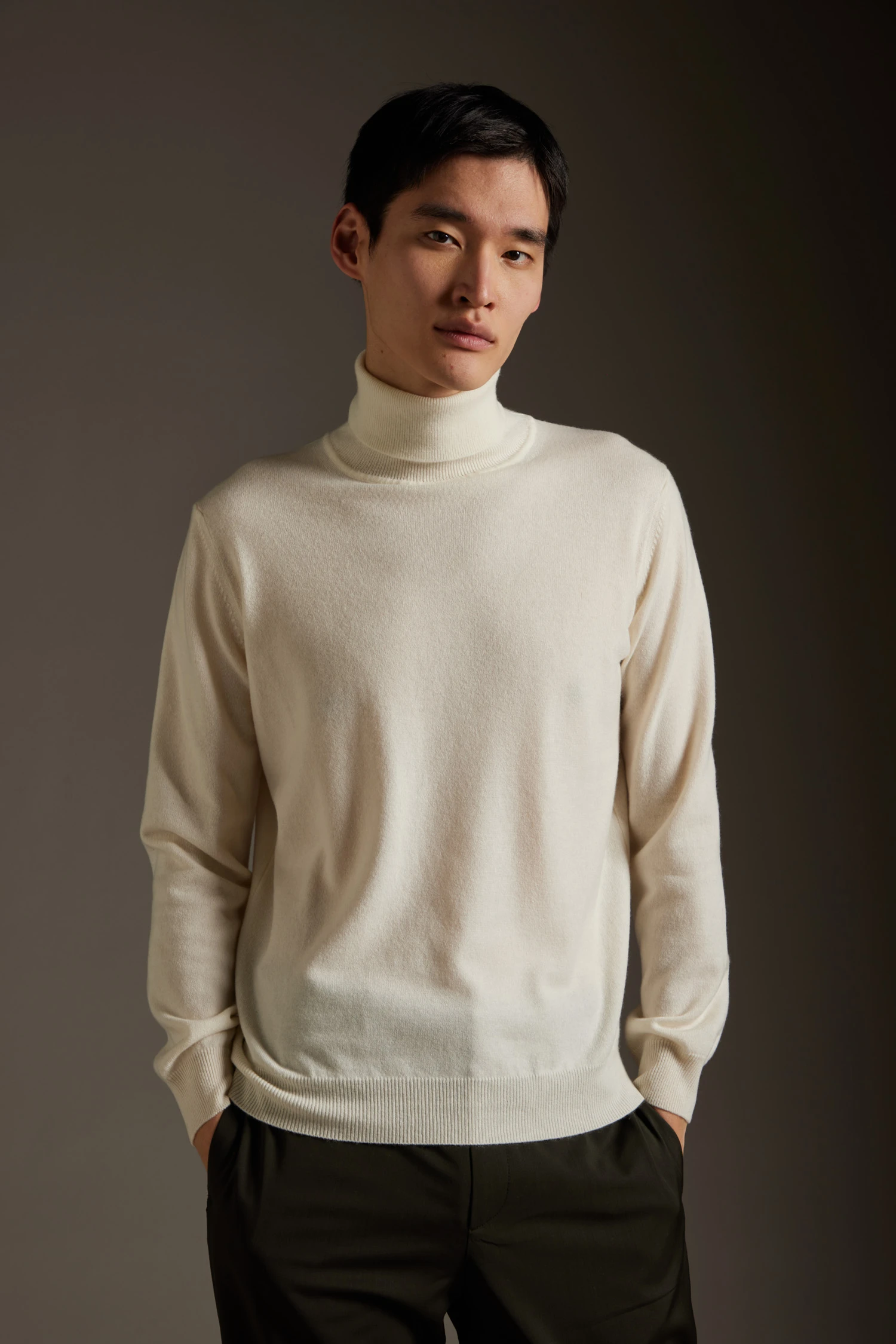 Maglia dolcevita in cashmere - immagine 2