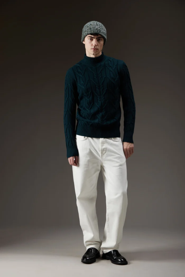 Maglione collo alto a coste e trecce