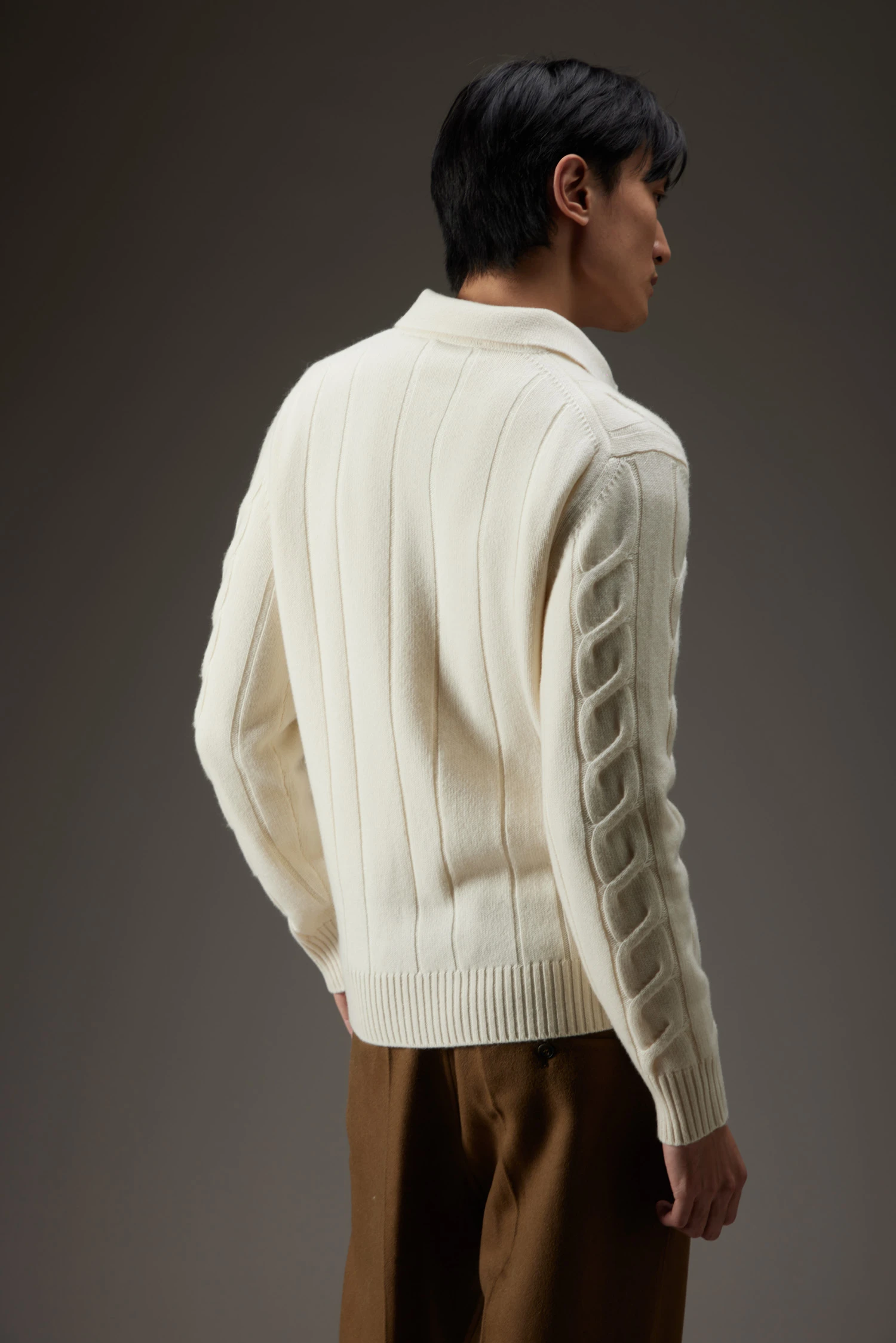 Polo in cashmere con lavorazione a trecce - immagine 3