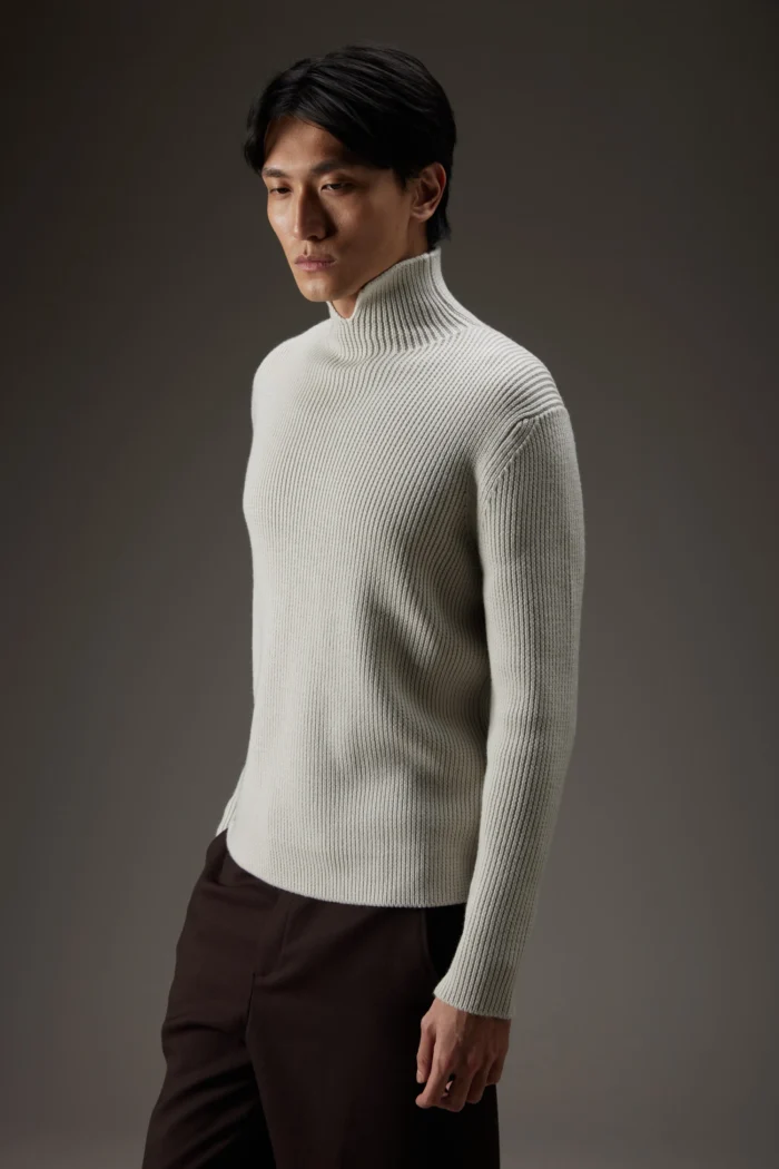 Maglia a collo alto a coste con collo speciale