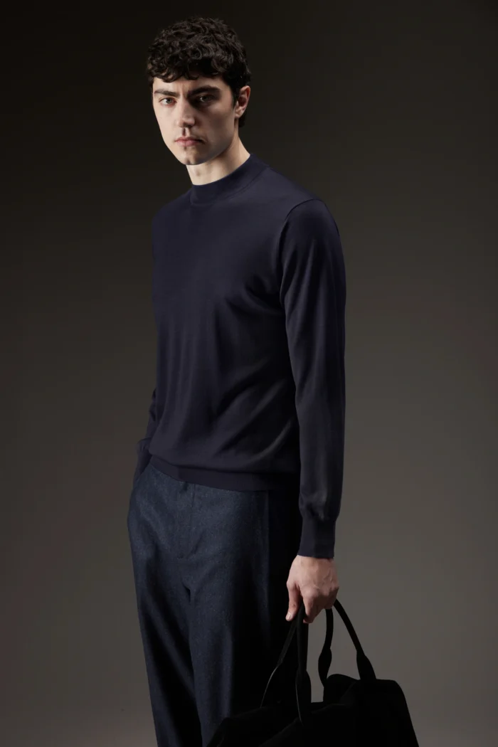 Maglia in lana merino extrafine con collo montante